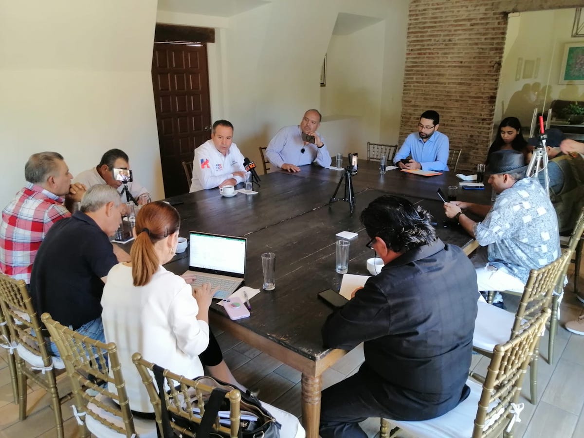 Toño Astiazarán se declara listo para los debates