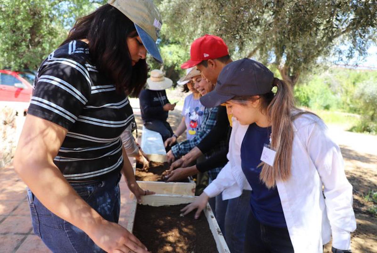 Participan estudiantes del Creson en taller sobre agricultura orgánica para crear huertos escolares