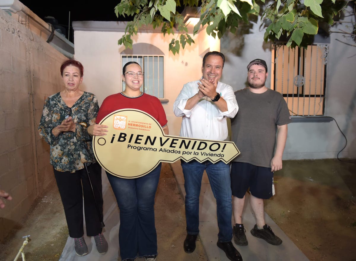 Entrega Toño Astiazarán a familia una vivienda más recuperada en Villa del Real