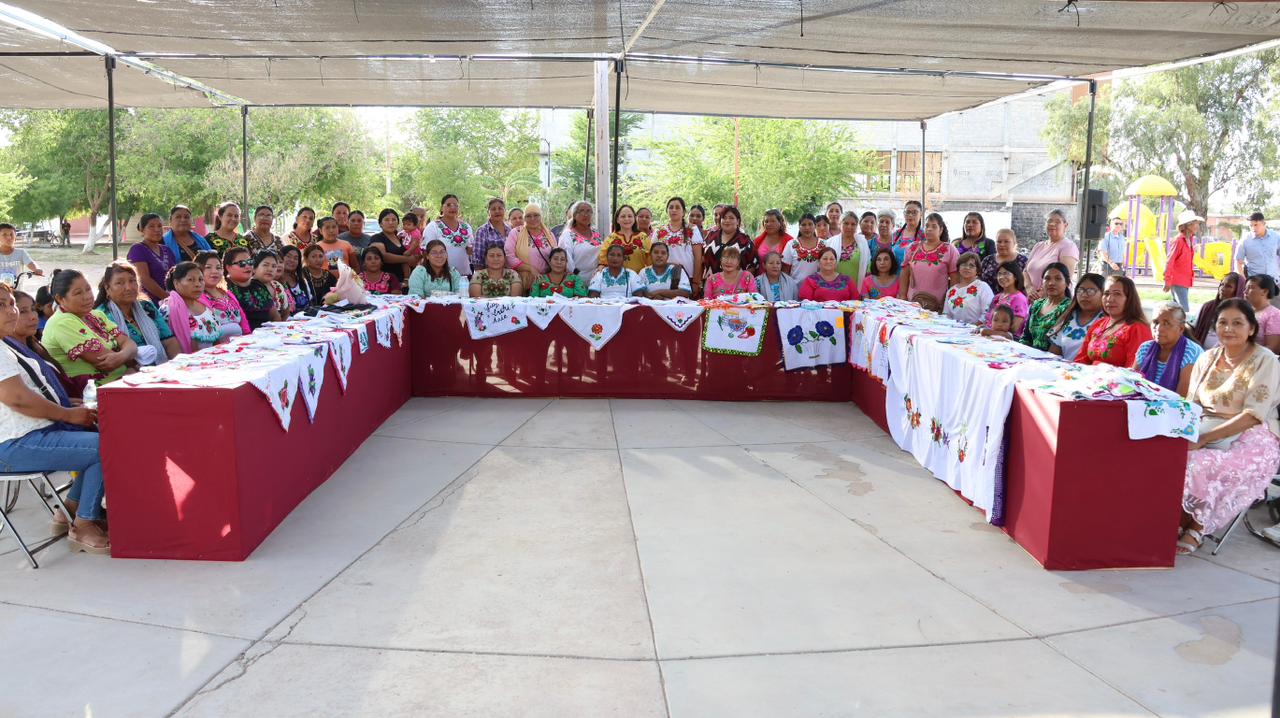 Clausura la doctora Karla Córdova González curso de bordado en Vícam Clausura la doctora Karla Córdova González curso de bordado en Vícam