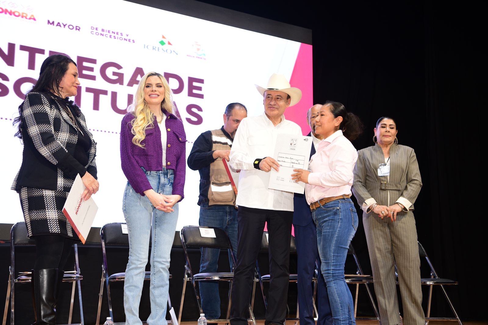 Gobernador Durazo resuelve la espera de décadas para más de 500 familias con la entrega de escrituras