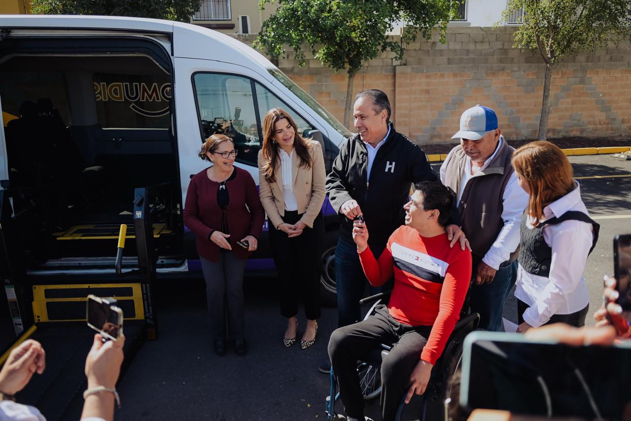 Ayudan Toño Astiazarán y Patty Ruibal a la rehabilitación de personas con discapacidad con equipo moderno y nueva unidad de transporte adaptado