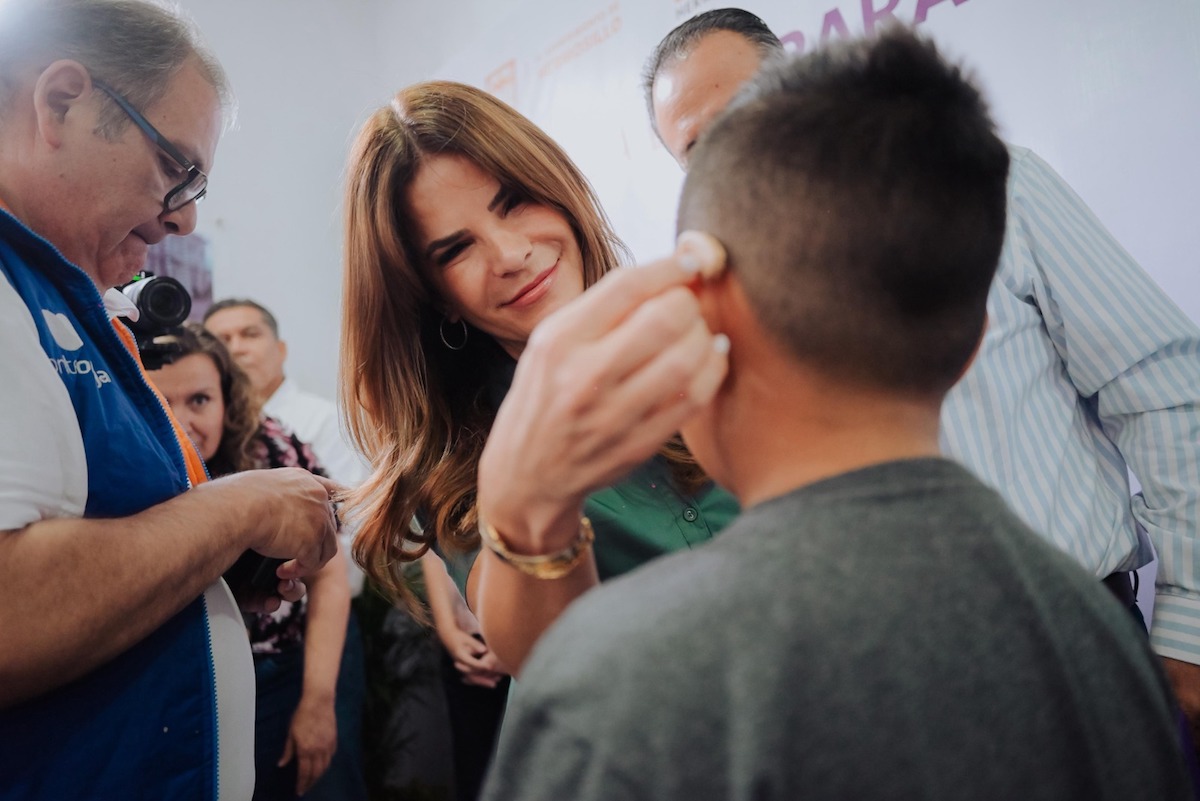 Apoyan Toño Astiazarán y Patty Ruibal con dispositivos auditivos en colaboración con empresas