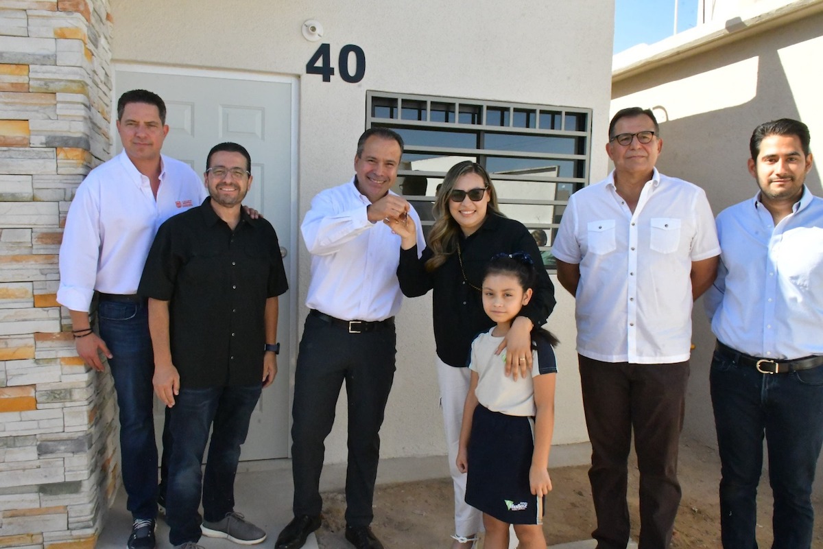 Entrega Toño Astiazarán las primeras tres viviendas de Sello H que cuentan con paneles solares