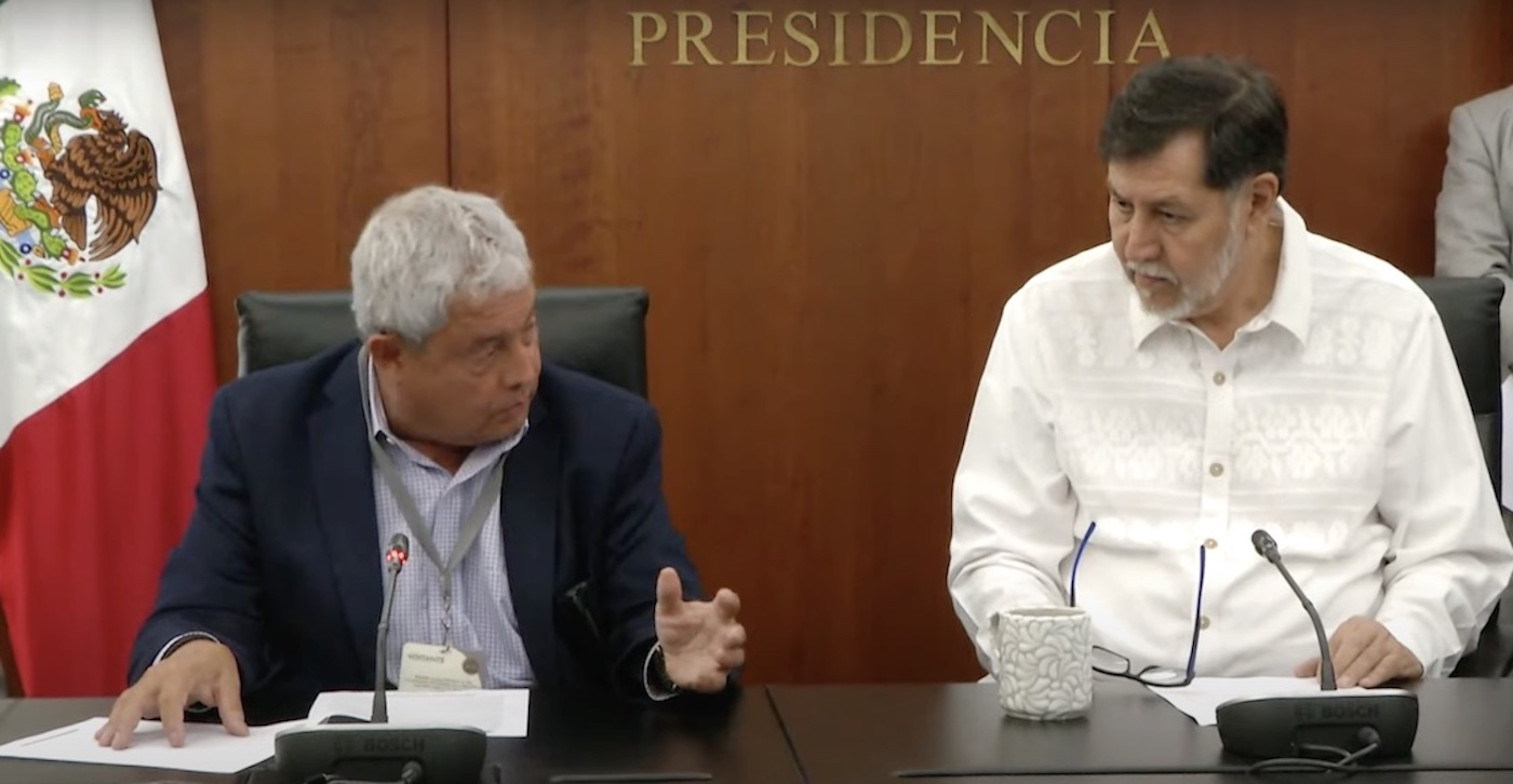 De opositor desafiante a funcionario ofendido: Noroña exige disculpa pública a ciudadano que lo increpó en el AICM