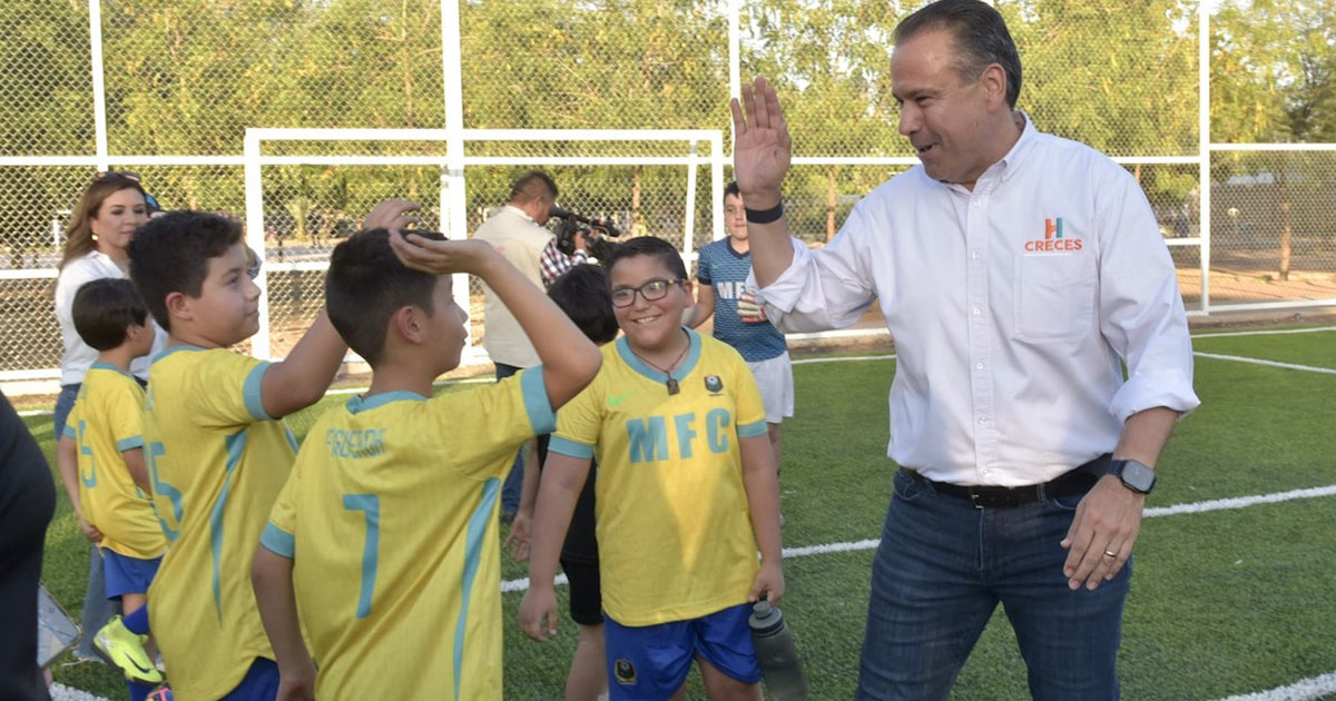 Cumple Toño Astiazarán a vecinos de Villas del Mediterráneo con rehabilitación de cancha de fútbol