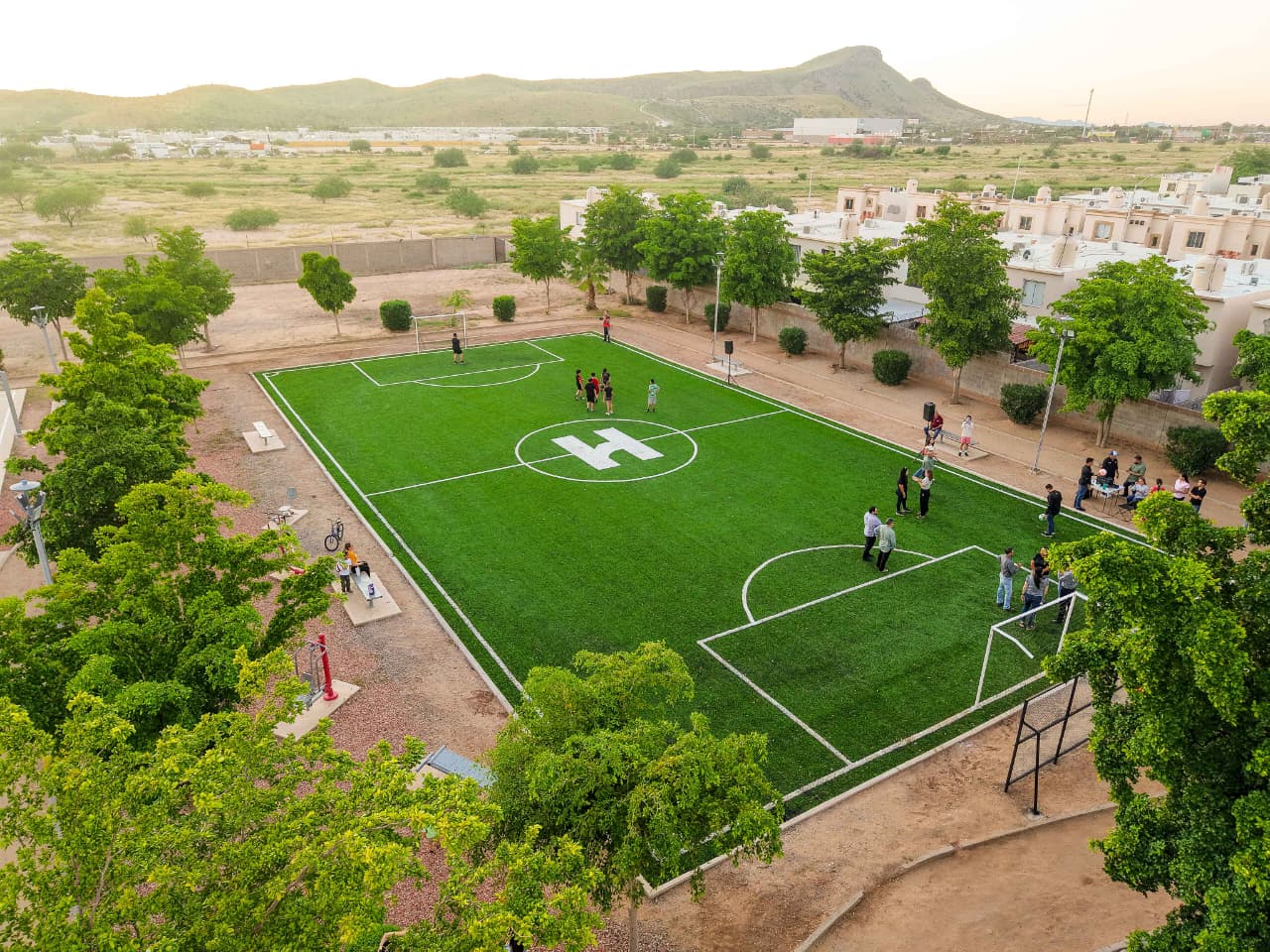 Inauguran Toño Astiazarán y familias de Villa Merlot nueva cancha de futbol con pasto sintético