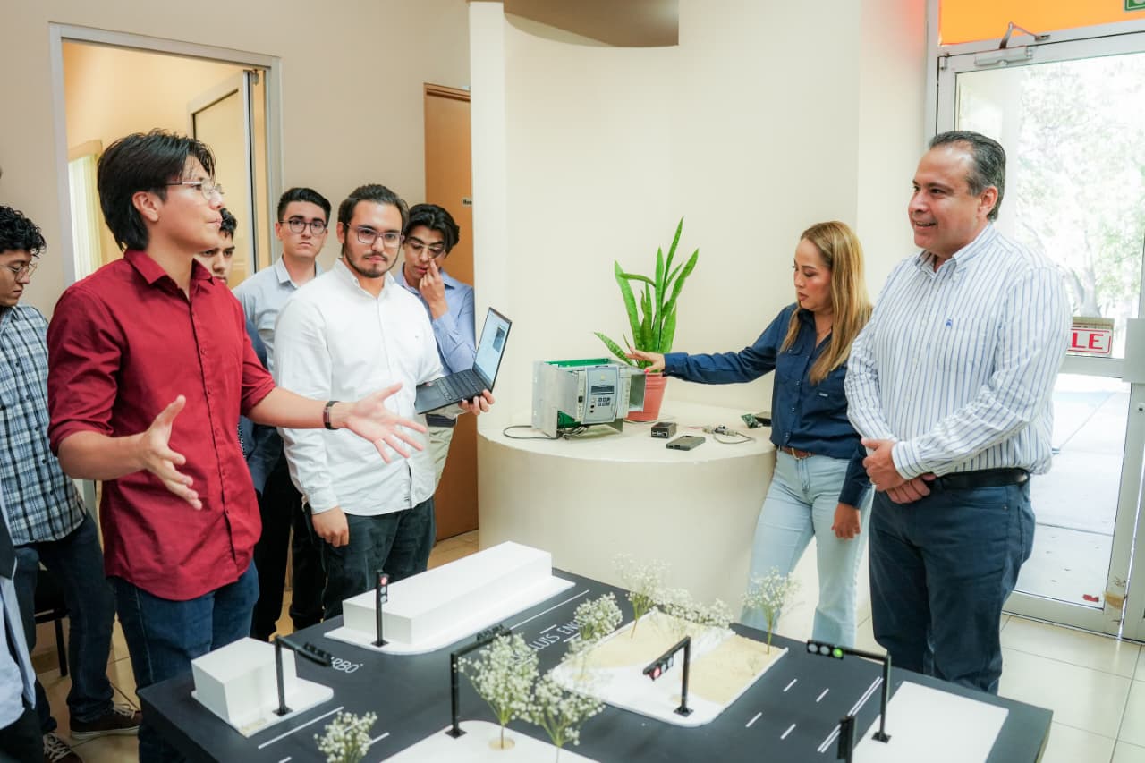 Reconoce Toño Astiazarán talento juvenil creador del proyecto de semáforo inteligente