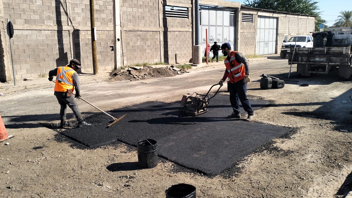 Ayuntamiento de Hermosillo refuerza programa de bacheo en colonias del norte y sur de la ciudad