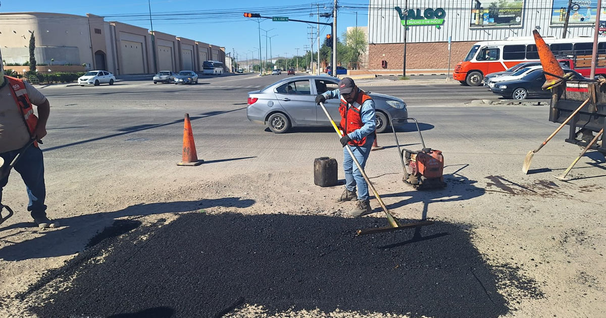 Ayuntamiento de Hermosillo continúa con trabajos de bacheo en vialidades de la ciudad Ayuntamiento de Hermosillo continúa con trabajos de bacheo en vialidades de la ciudad