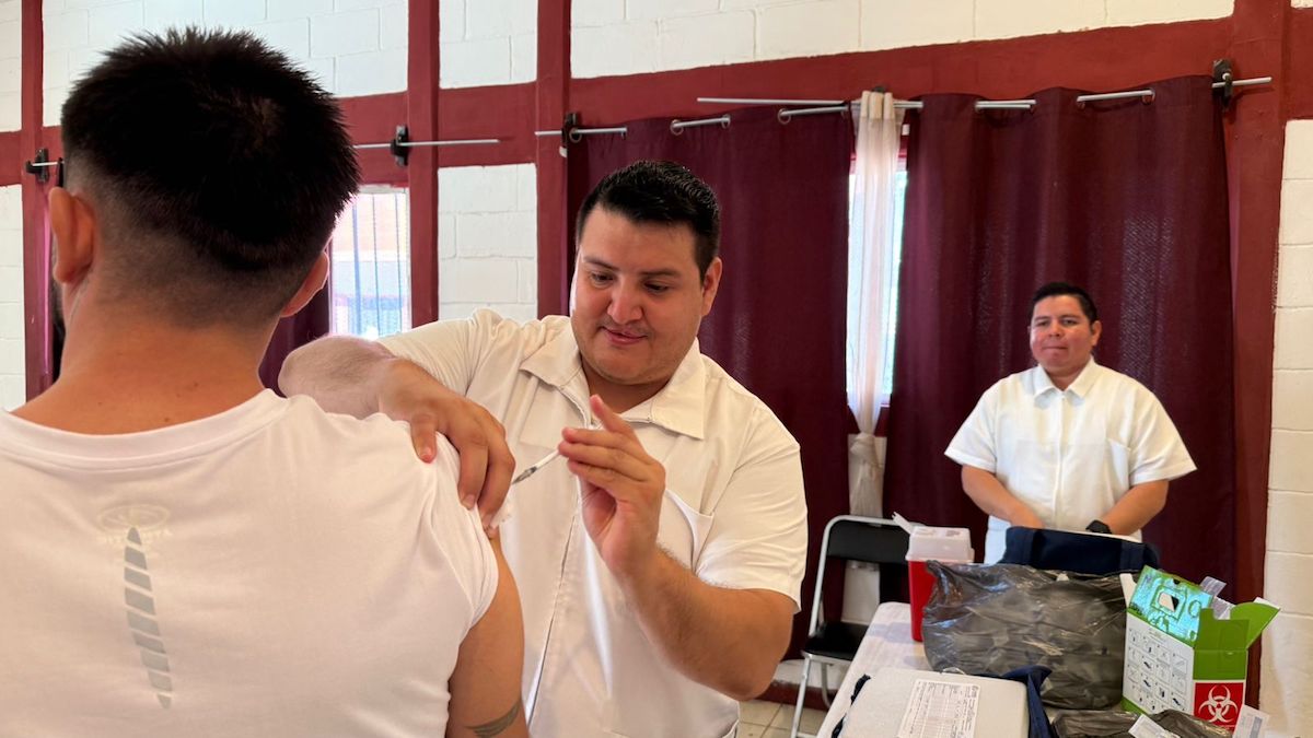 Aplican vacunas contra influenza y COVID-19 a jóvenes internos en ITAMA: Secretaría de Seguridad Pública