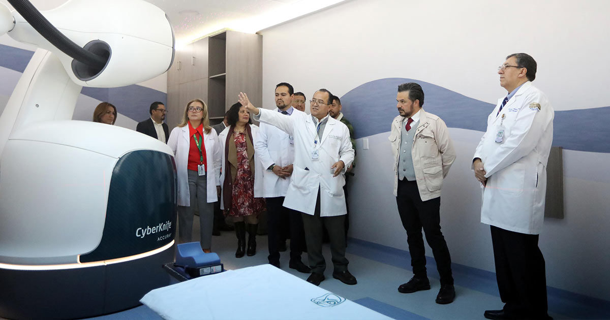 Zoé Robledo inaugura tecnología CyberKnife del IMSS para tratamiento del cáncer, única en su tipo en el país
