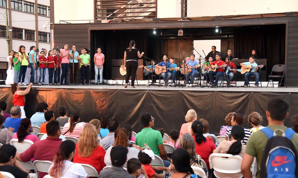 Se presentan Pequeños Cantores en Víactiva
