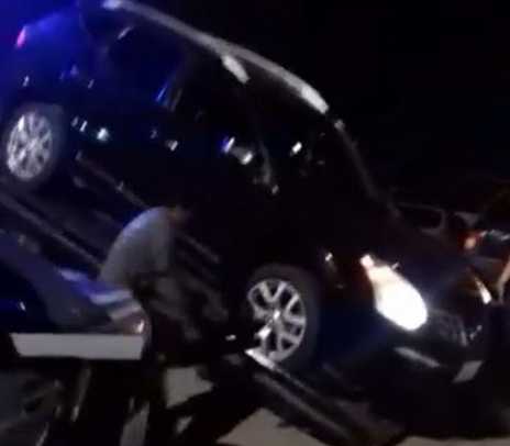 Funcionarios “patinan” autos sobre plaza en Navojoa ¡Córranlos!
