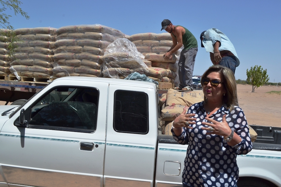 Entrega alcaldesa Karina García cemento a vecinos de la Y Griega
