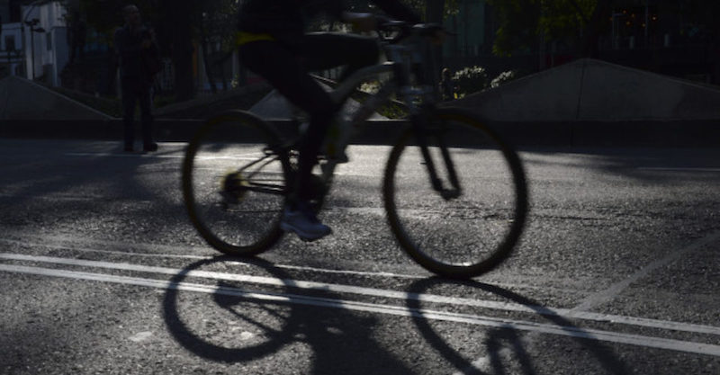 Cómo hacer para no atropellar ciclistas suicidas ¿Huía? Cómo hacer para no atropellar ciclistas suicidas ¿Huía?