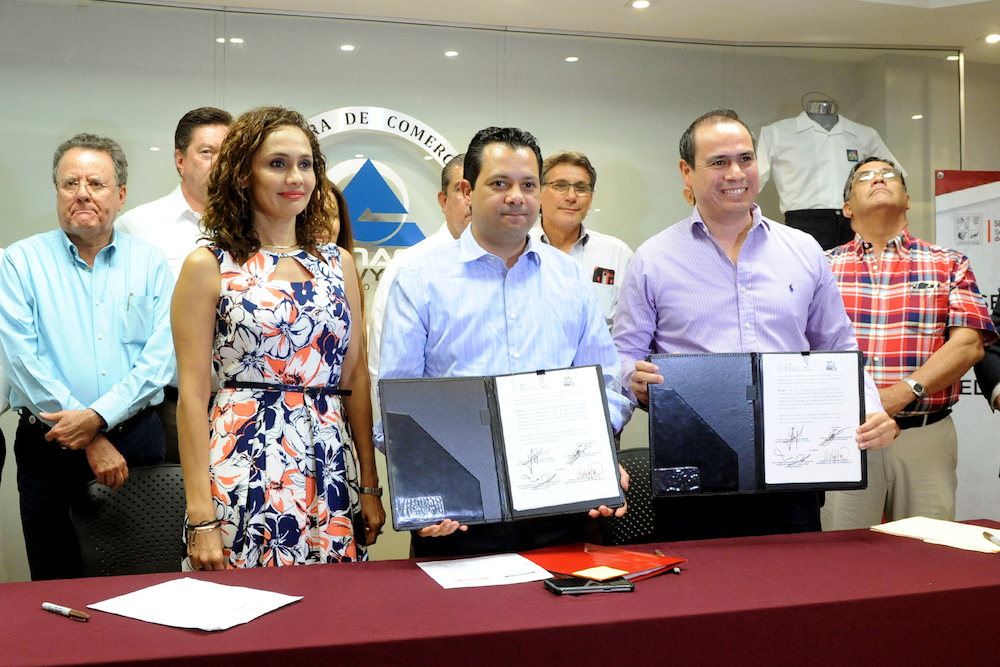 Firman SEC y FECANACO convenio para distribuir paquetes de uniformes y zapatos escolares Firman SEC y FECANACO convenio para distribuir paquetes de uniformes y zapatos escolares