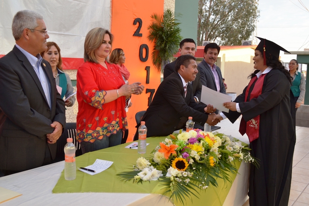 Preside alcaldesa Karina García ceremonia de graduación del Cecytes «Y Griega»