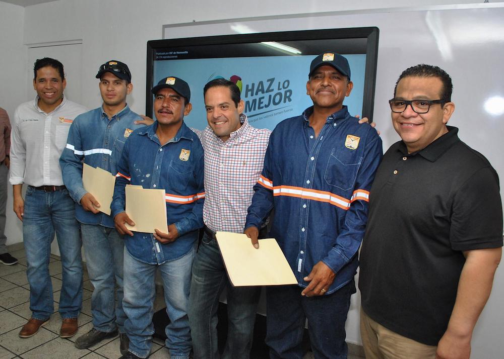 Reconoce Maloro Acosta actuar honesto de 3 empleados de Recolección de Basura