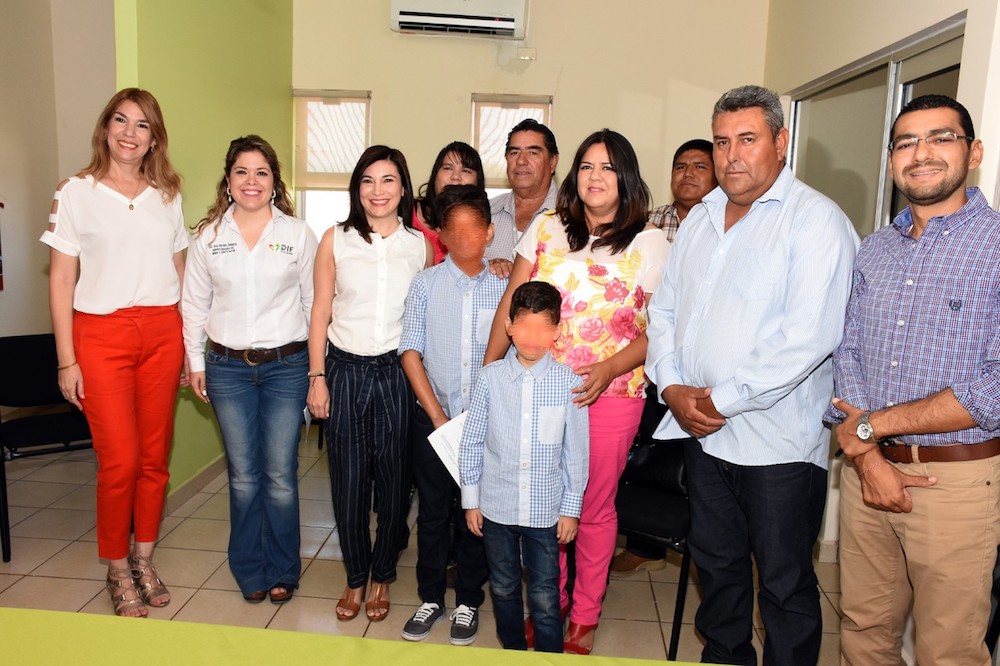 Reciben dos hermanitos el regalo de una familia Reciben dos hermanitos el regalo de una familia