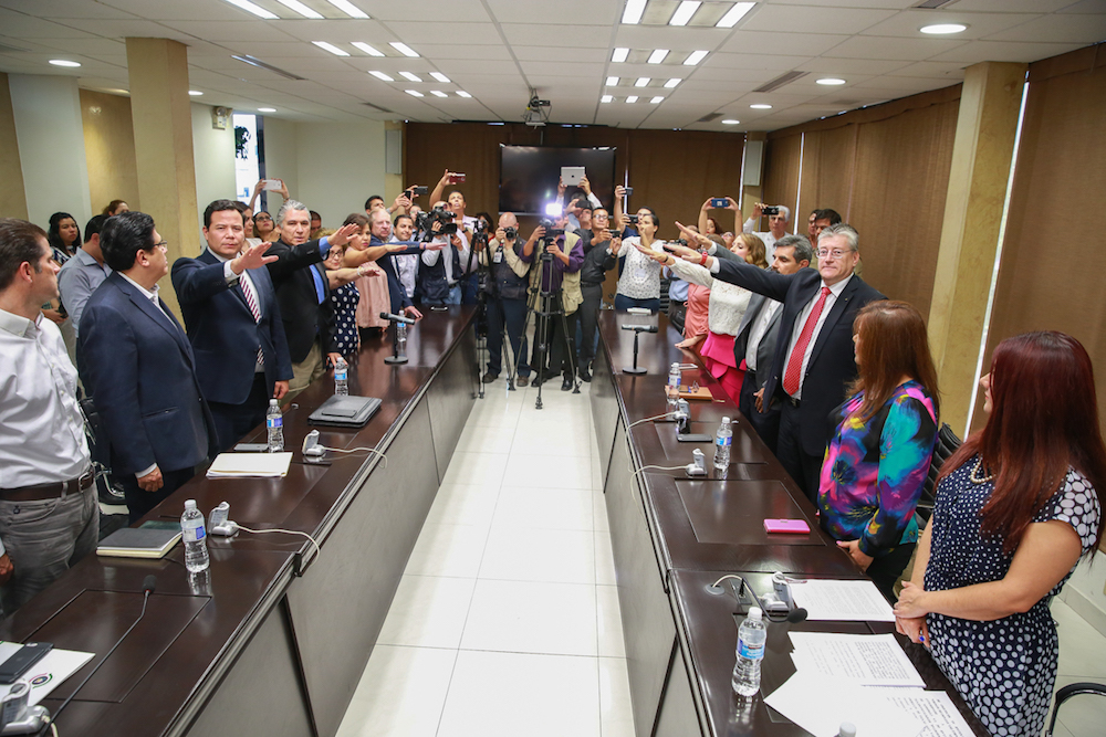 Rinden protesta los integrantes de la Comisión de Selección