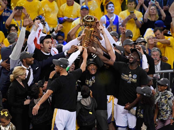 Warriors se coronan en casa Warriors se coronan en casa