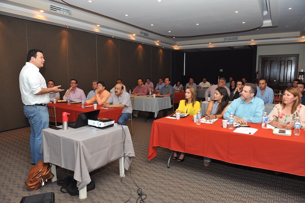 Capacitan a servidores en administración pública