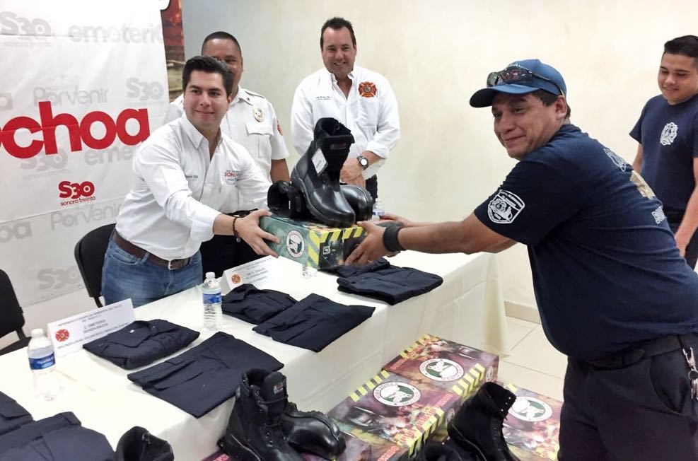 Entrega el diputado Emeterio Ochoa uniformes y calzado especial a bomberos de Cajeme Entrega el diputado Emeterio Ochoa uniformes y calzado especial a bomberos de Cajeme