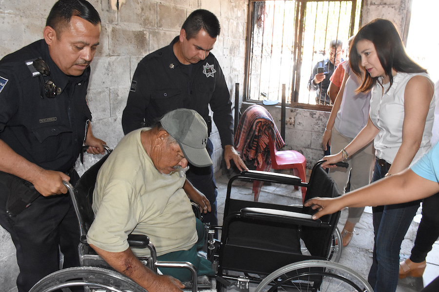 Lleva DIF Cajeme silla de ruedas y otros apoyos a adulto mayor víctima de incendio Lleva DIF Cajeme silla de ruedas y otros apoyos a adulto mayor víctima de incendio