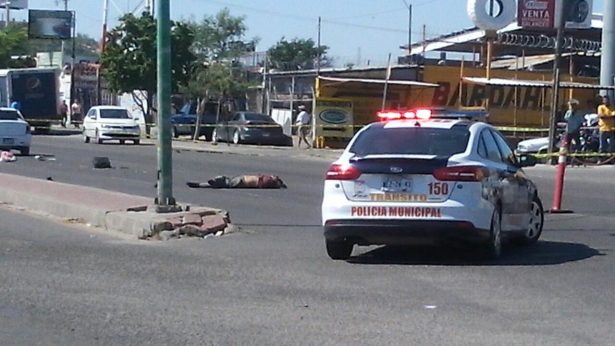 Una persona murió atropellada por 2 autos en periférico poniente