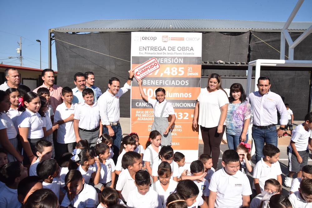 Entrega Maloro Acosta cancha multifuncional en escuela primaria
