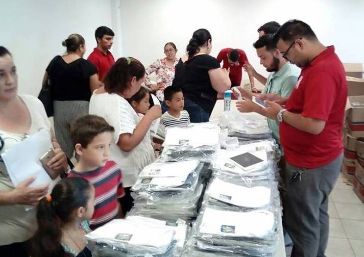 Tumulto de padres para recibir uniformes escolares ¿por qué pues? Tumulto de padres para recibir uniformes escolares ¿por qué pues?