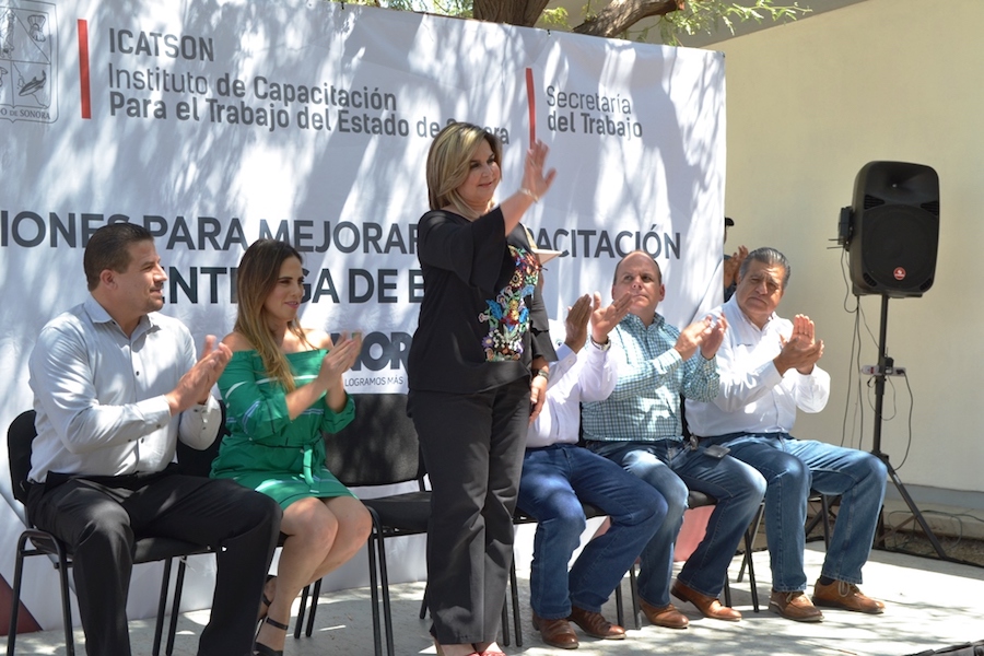 Atestigua alcaldesa Karina García entrega de equipo de cómputo a Icatson