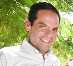 Entrega Maloro Acosta títulos de propiedad a adultos mayores