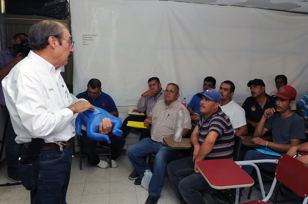 Profesionalizan a operadores del servicio público de transporte