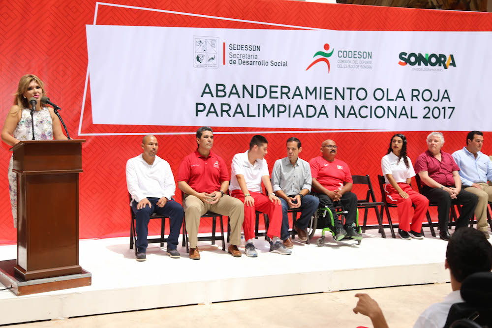 Abandera Gobernadora Pavlovich Ola Roja de deportistas paralímpicos