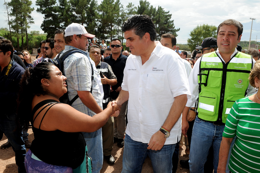 Entrega Miguel Pompa en Nogales apoyos provenientes del FONDEN