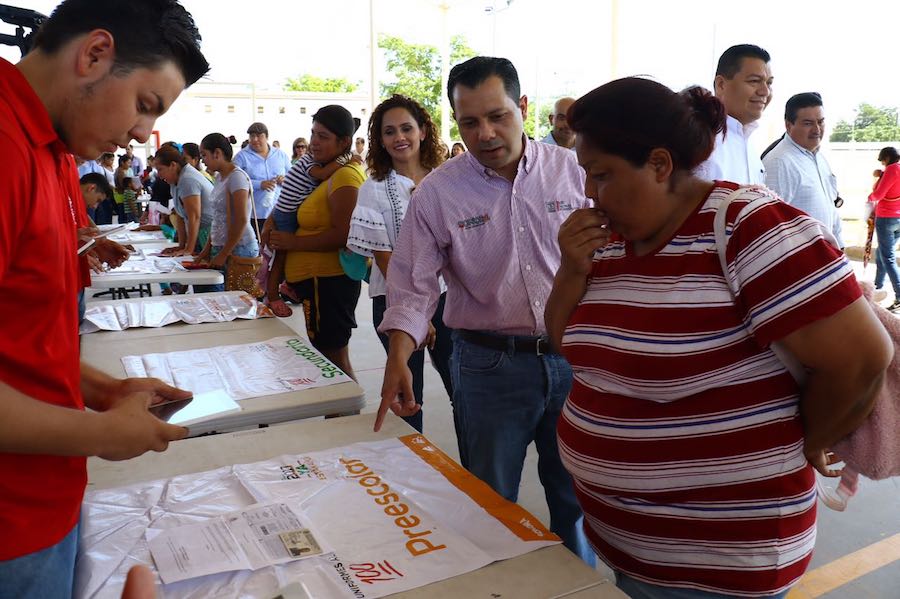Supervisa Ernesto De Lucas entrega de uniformes y zapatos escolares en Miguel Alemán