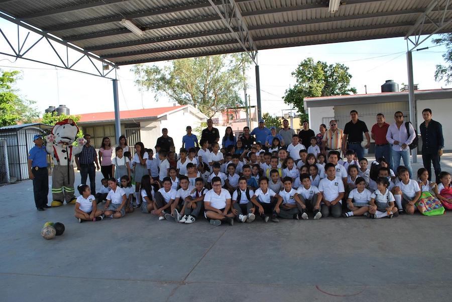 Dona Protección Civil útiles a estudiantes de la escuela primaria «15 de Mayo»