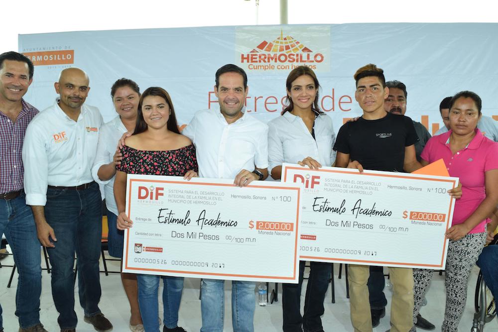 Entrega DIF Hermosillo apoyos a familias de Miguel Alemán