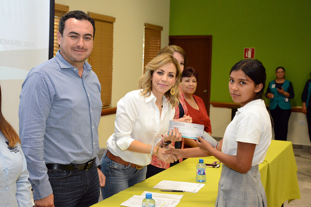 Entrega Ayuntamiento de Céjeme apoyo a alumnos destacados Entrega Ayuntamiento de Céjeme apoyo a alumnos destacados