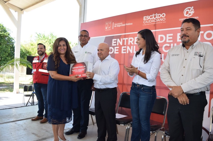 Entregan 100 botones de enlace ciudadano a escuelas de Cajeme