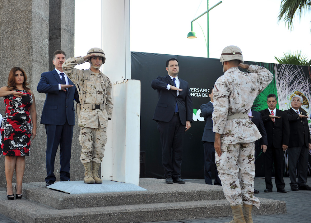 Encabezan directivos de Hacienda ceremonia cívica e izamiento de Bandera