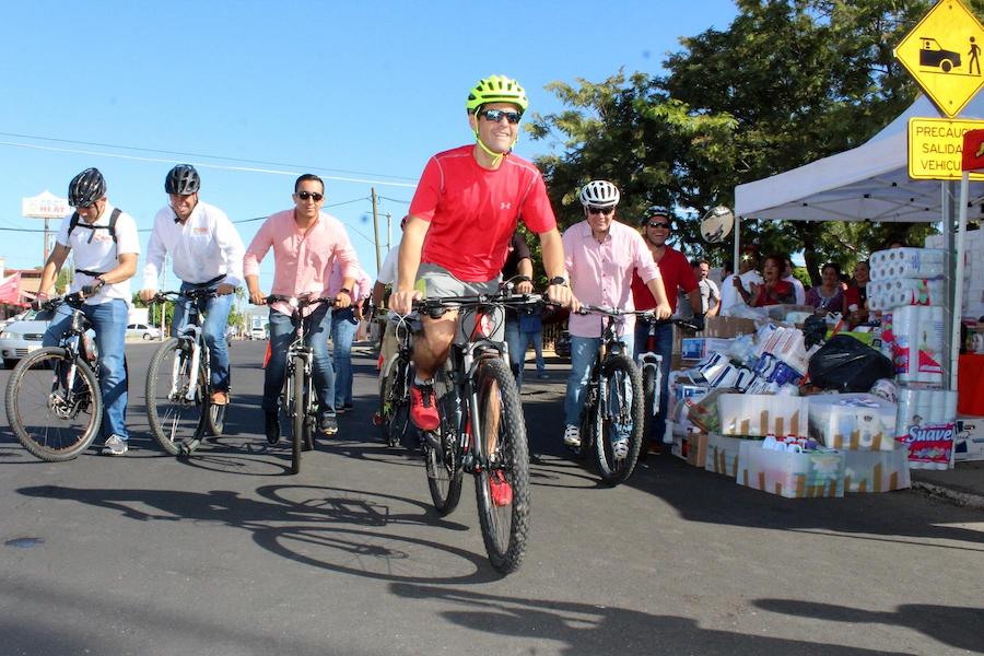 Maloro Acosta realiza su agenda de trabajo en bicicleta
