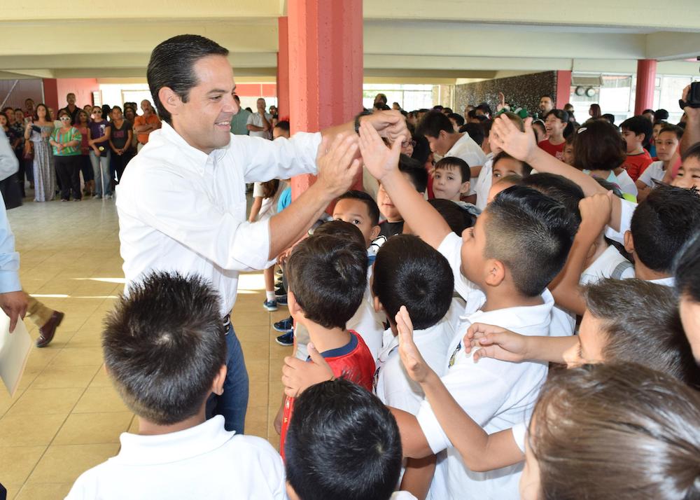 Cumple Maloro Acosta compromiso con sector escolar