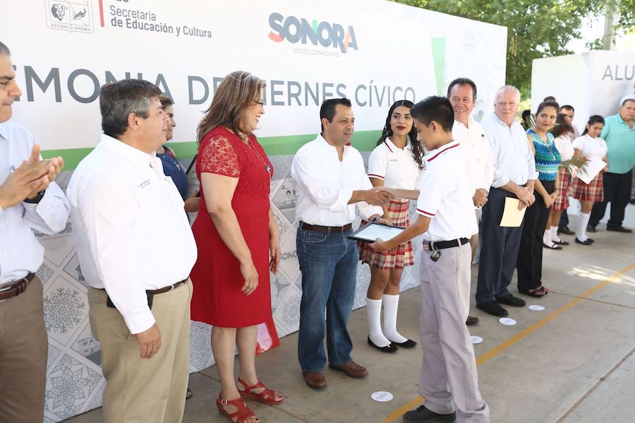 Reconoce Ernesto De Lucas a alumnos y maestros destacados de CECyTE Sonora Reconoce Ernesto De Lucas a alumnos y maestros destacados de CECyTE Sonora