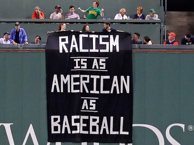 Condenan racismo en EU y son expulsados de Fenway Park