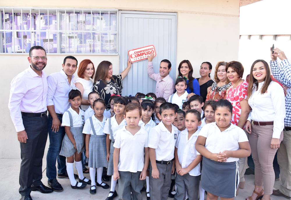 Entrega Maloro Acosta desayunador en escuela primaria