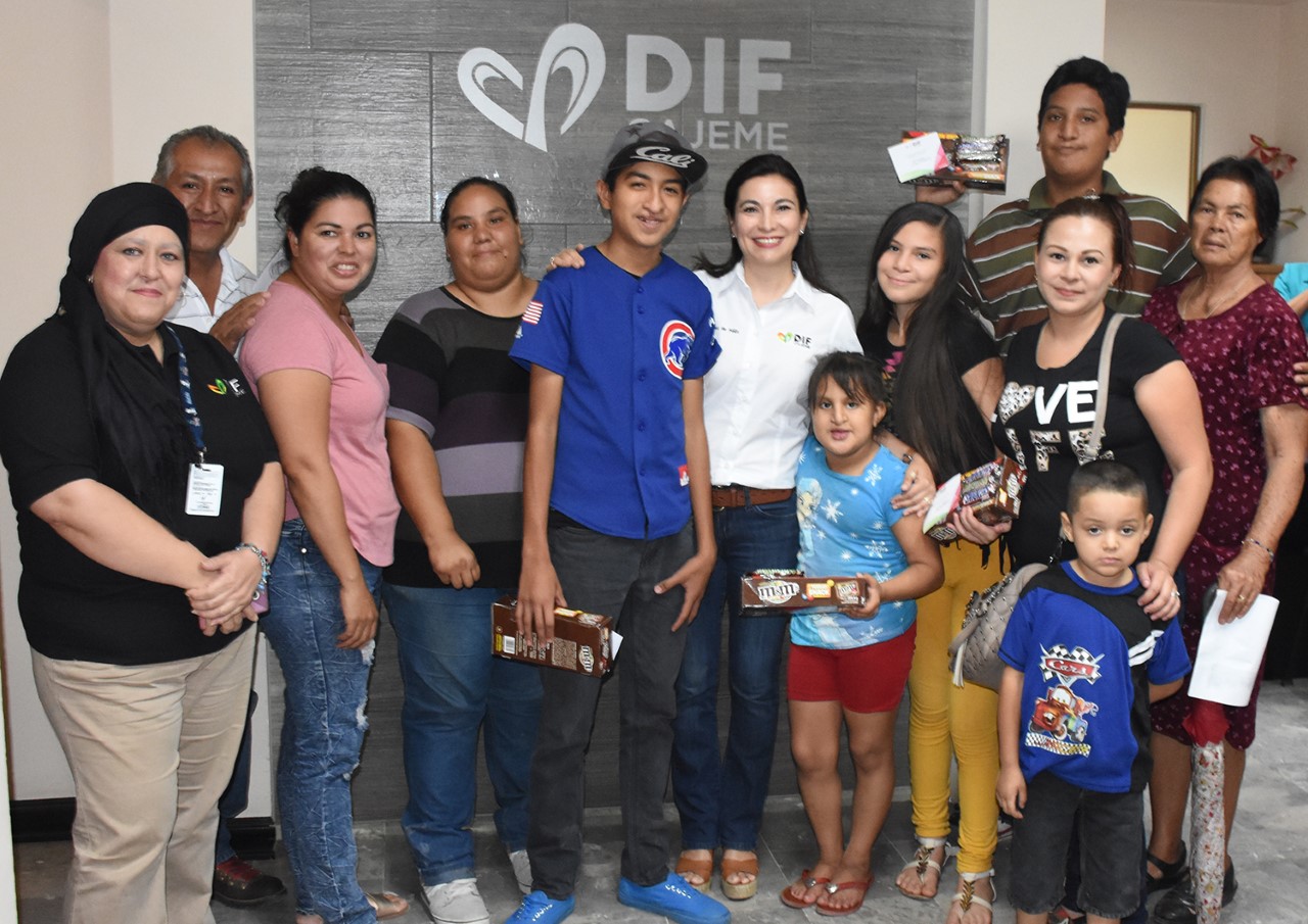 Recibe Ena Olea de Félix a niños beneficiados con cirugía de labio leporino