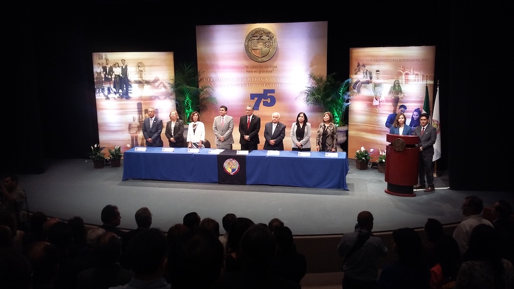 Entrega Unison en su 75 aniversario reconocimientos a alumnos distinguidos